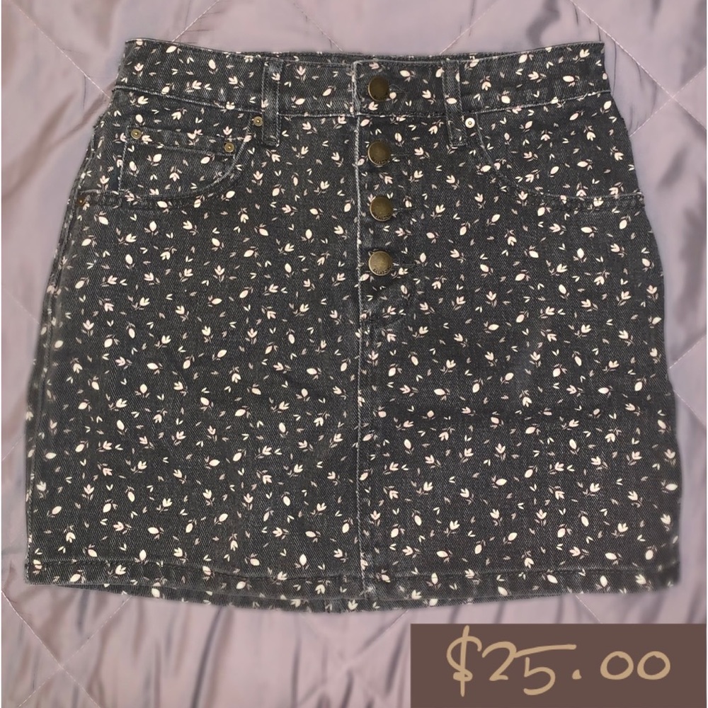 Size: 26, black with flower design Billabong jean skirt.